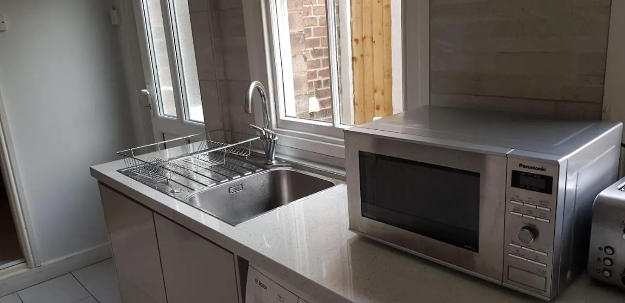 노팅엄 Matlock Street - Excellent House For Essential Workers And Contractors Parking Wifi 빌라