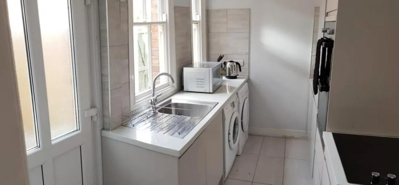 노팅엄 Matlock Street - Excellent House For Essential Workers And Contractors Parking Wifi 빌라